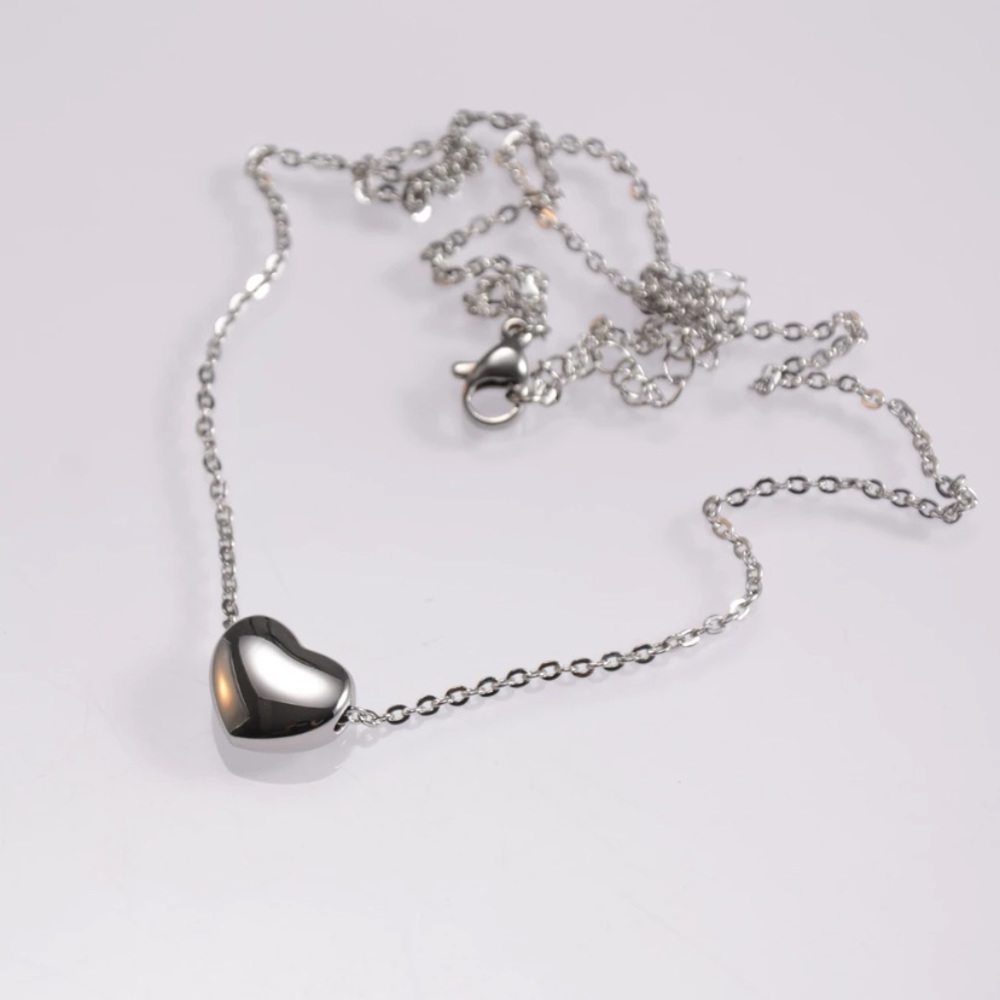 Women’s heart pendant necklace